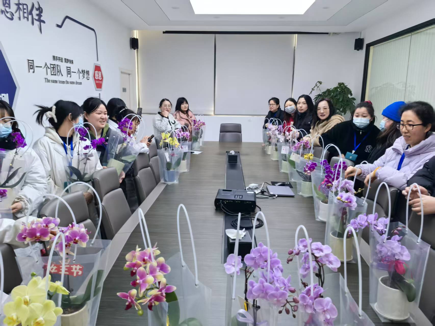 華寰檢測：春風送暖，花香滿溢——記三八婦女節(jié)的溫馨時刻
